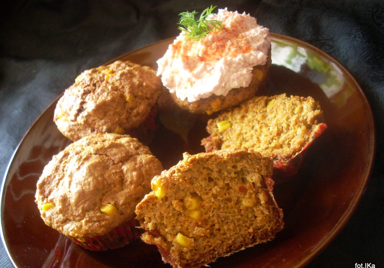 Muffinki orkiszowe z marchewką i kukurydzą foto