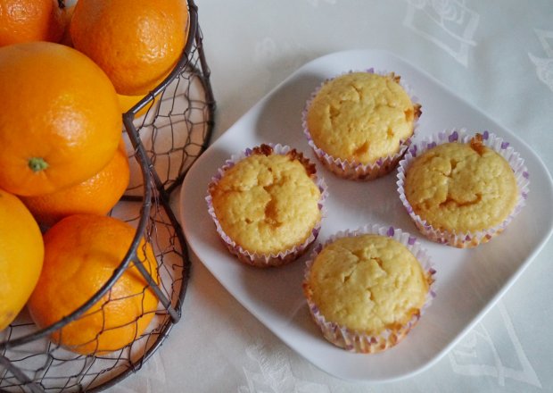 Fotografia przedstawiająca Muffinki pomarańczowe z białą czekoladą