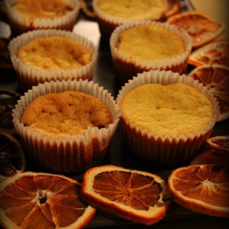 Krok 4 - Muffinki pomarańczowe z rodzynkami foto
