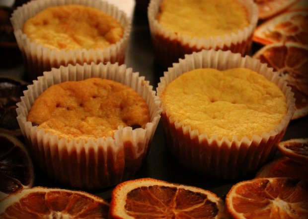 Fotografia przedstawiająca Muffinki pomarańczowe z rodzynkami