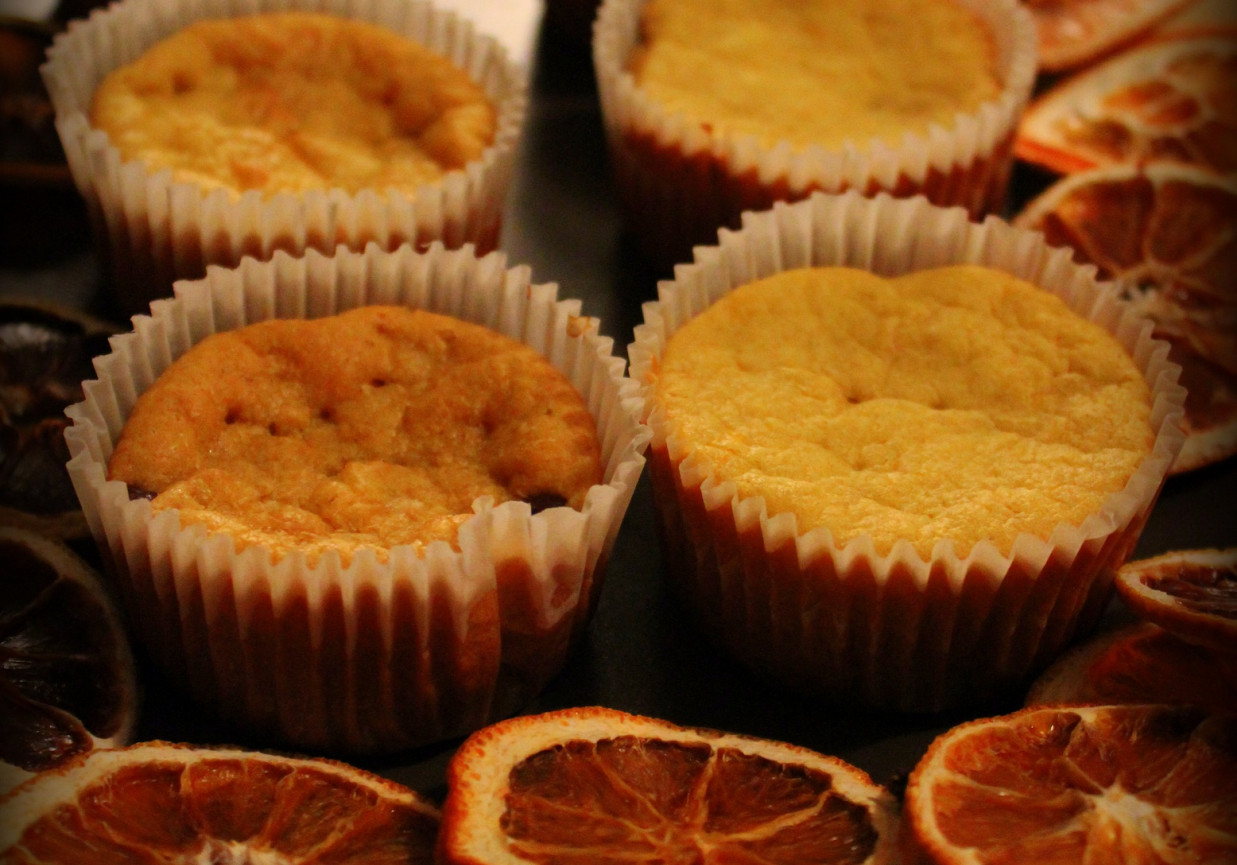 Muffinki pomarańczowe z rodzynkami foto