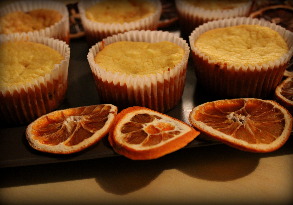 Muffinki pomarańczowe z rodzynkami foto