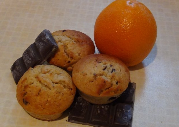 Fotografia przedstawiająca Muffinki pomarańczowo-czekoladowe