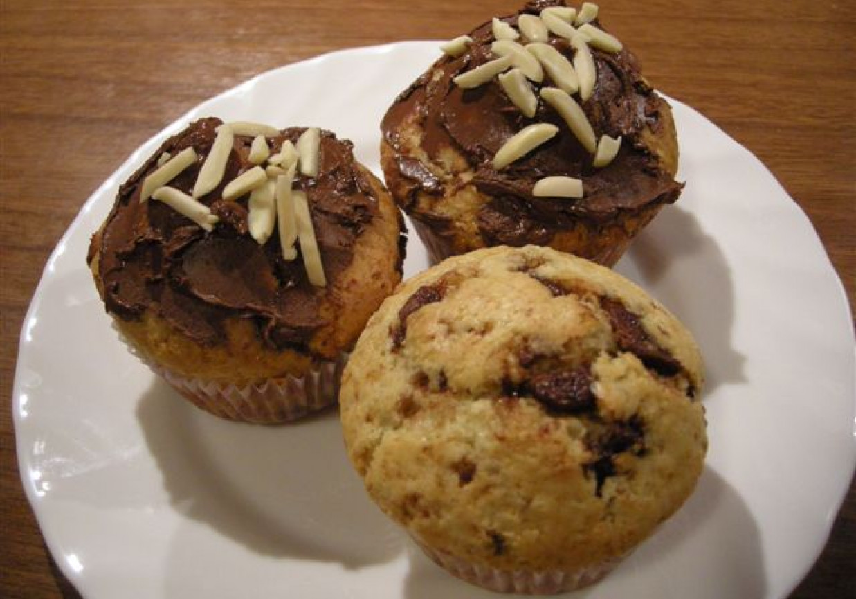 Muffinki śmietankowe z czekoladą mleczną foto