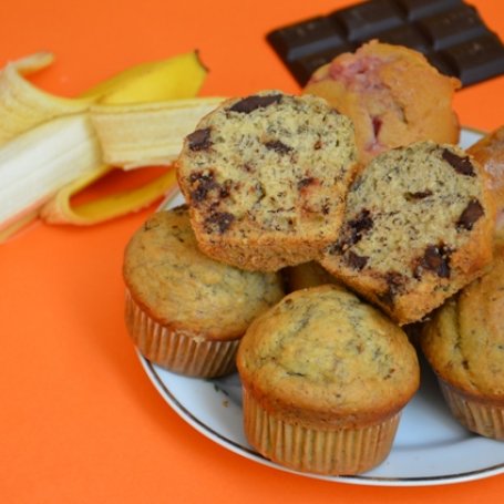 Krok 3 - Muffinki z bananami i czekoladą foto