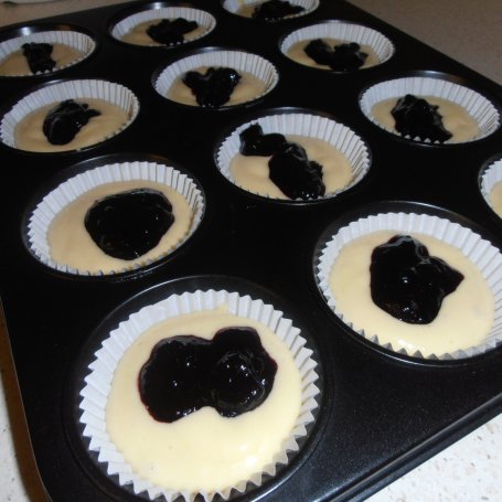 Krok 2 - Muffinki z białą czekoladą i konfiturą jagodową foto