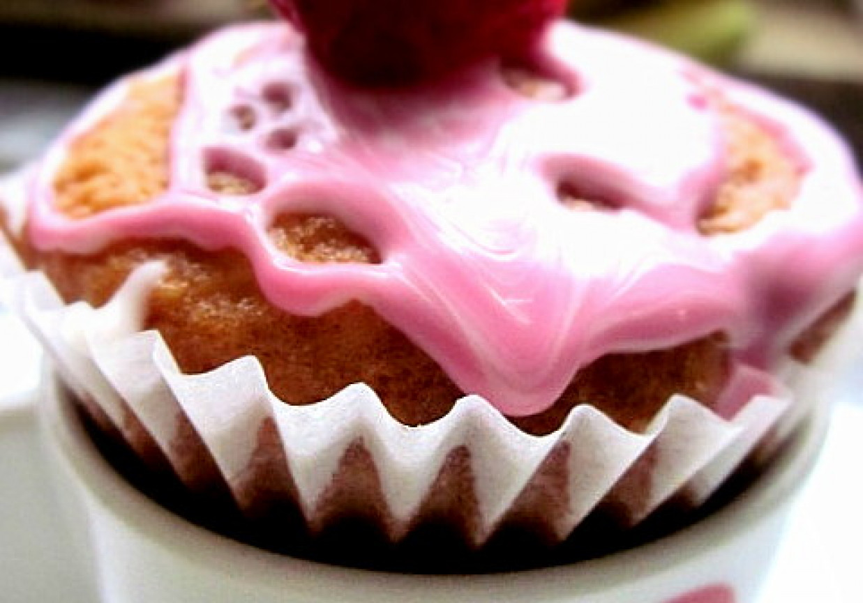 Muffinki z białą czekoladą i malinami foto