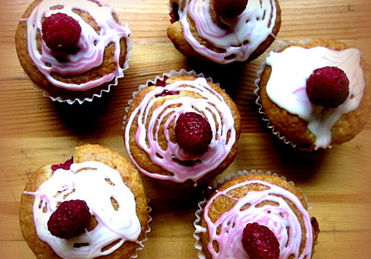 Muffinki z białą czekoladą i malinami foto