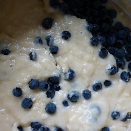 Krok 4 - Muffinki z borówkami i czekoladą foto