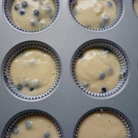 Krok 5 - Muffinki z borówkami i czekoladą foto