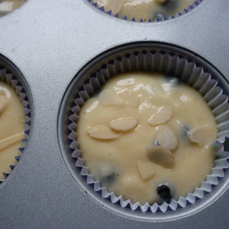 Krok 6 - Muffinki z borówkami i czekoladą foto