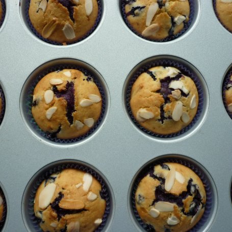 Krok 7 - Muffinki z borówkami i czekoladą foto