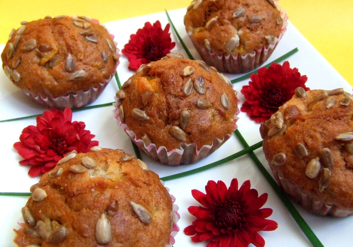 Muffinki z brzoskwiniami i prażonym słonecznikiem foto