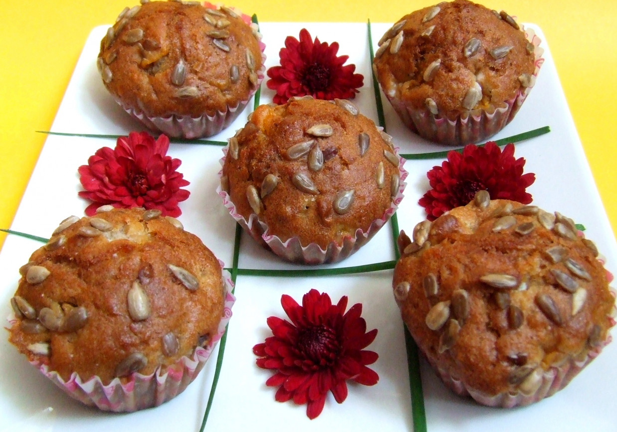 Muffinki z brzoskwiniami i prażonym słonecznikiem foto