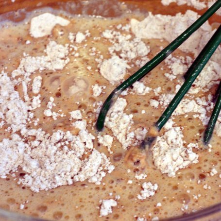 Krok 3 - Muffinki z coca colą, cynamonem i czereśniami foto