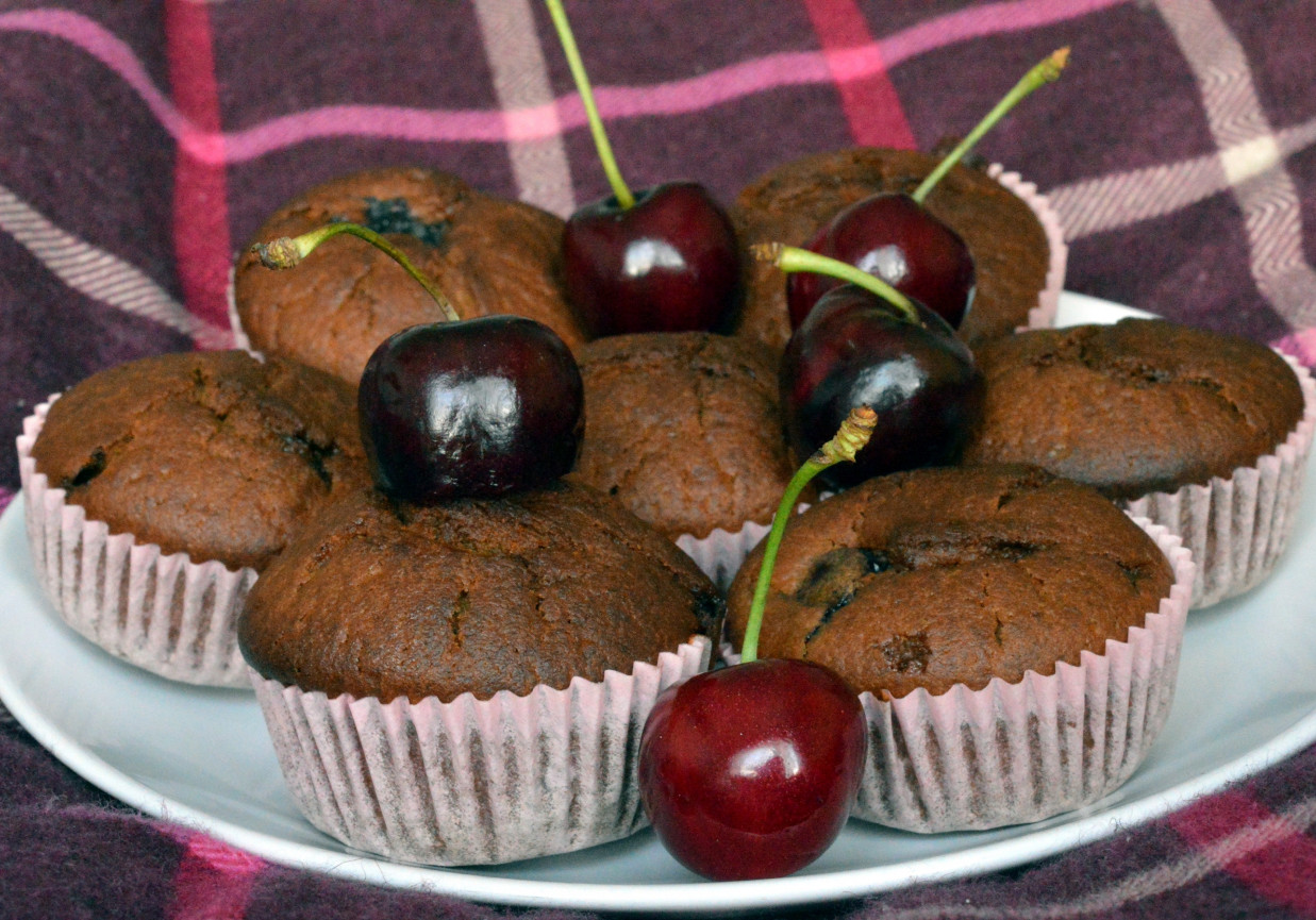 Muffinki z coca colą, cynamonem i czereśniami foto