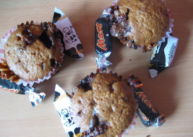 Fotografia przedstawiająca Muffinki z cukierkami Mars i krówkami