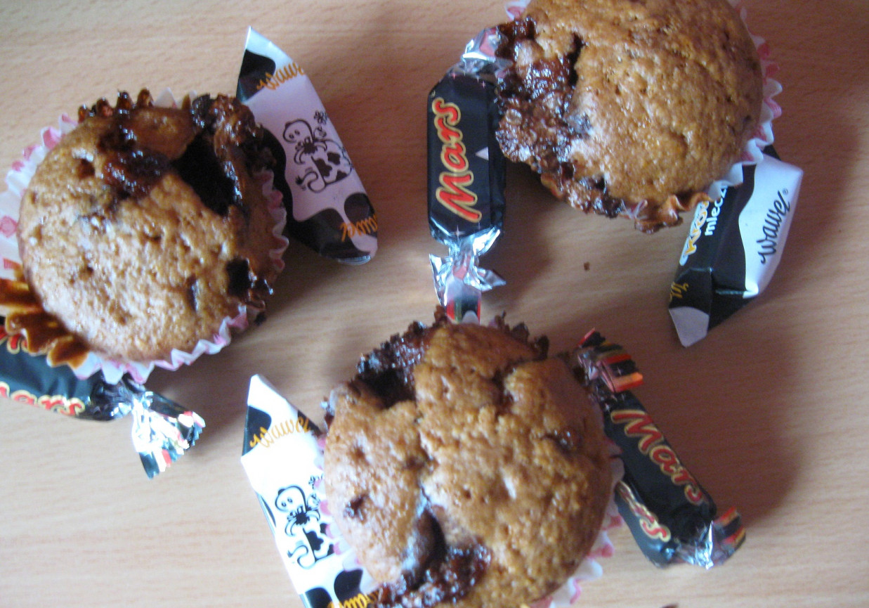 Muffinki z cukierkami Mars i krówkami foto