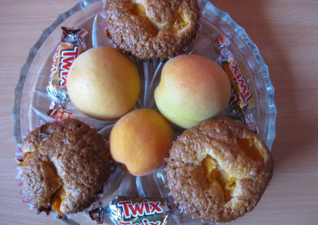 Fotografia przedstawiająca Muffinki z cukierkami Twix i morelami