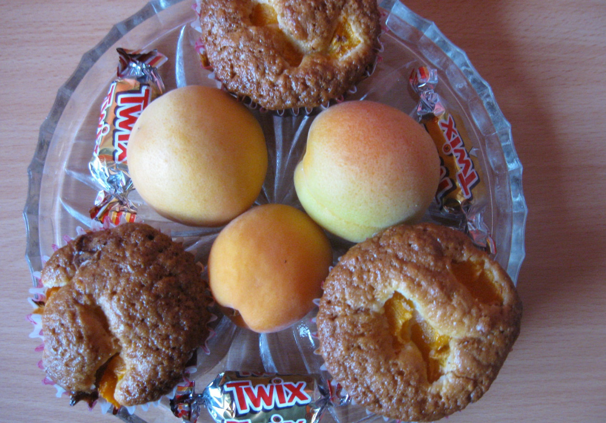 Muffinki z cukierkami Twix i morelami foto