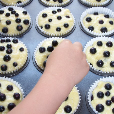 Krok 5 - Muffinki z czarną porzeczką, czyli kwaskowata słodycz :) foto