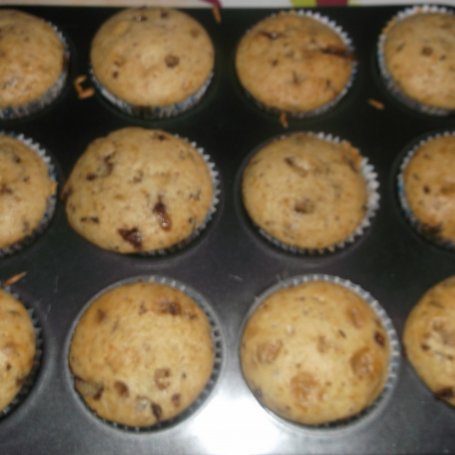 Krok 3 - Muffinki z czekoladą i rodzynkami. foto