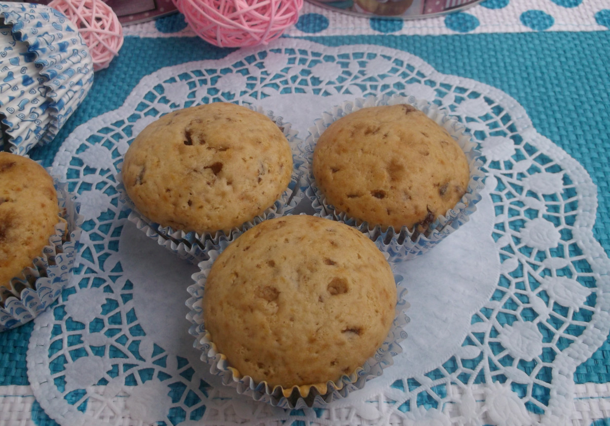Muffinki z czekoladą i rodzynkami. foto