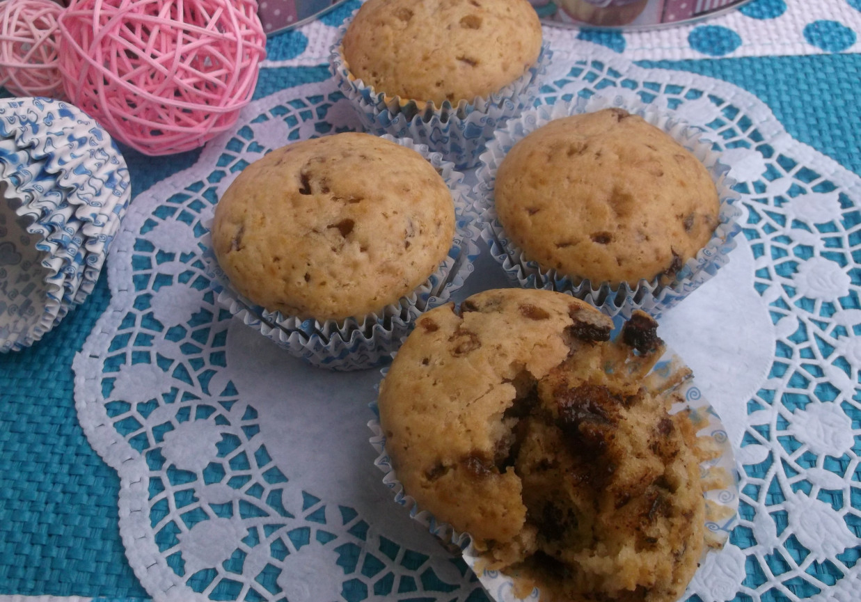 Muffinki z czekoladą i rodzynkami. foto