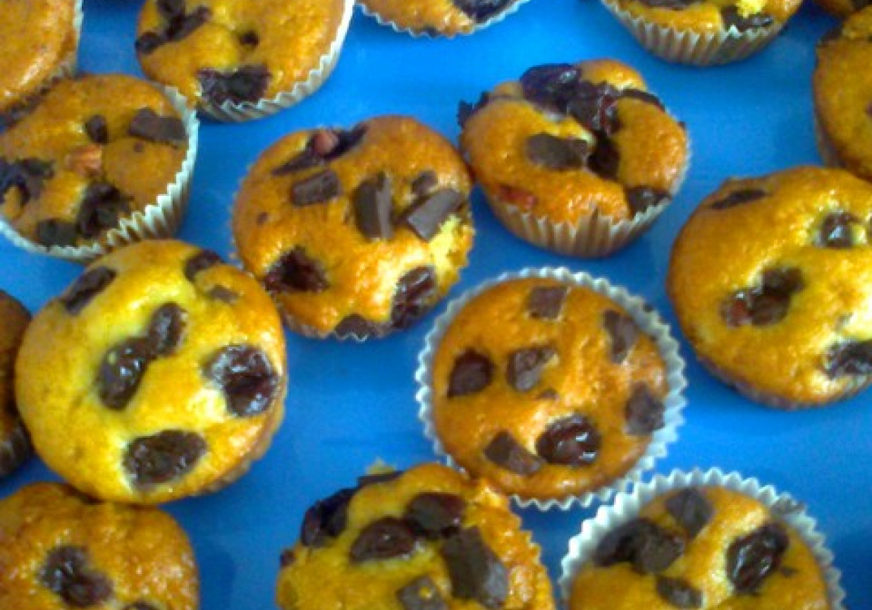 Muffinki z czekoladą i rodzynkami foto