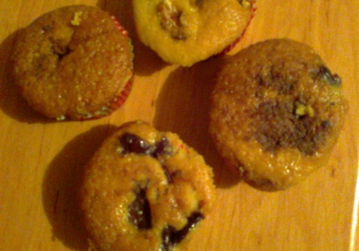 Muffinki z czekoladą, orzechami i wisienkami foto