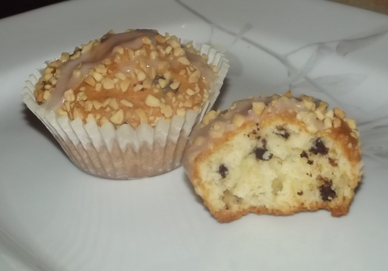 Muffinki z czekoladą posypane orzechami ziemnymi foto