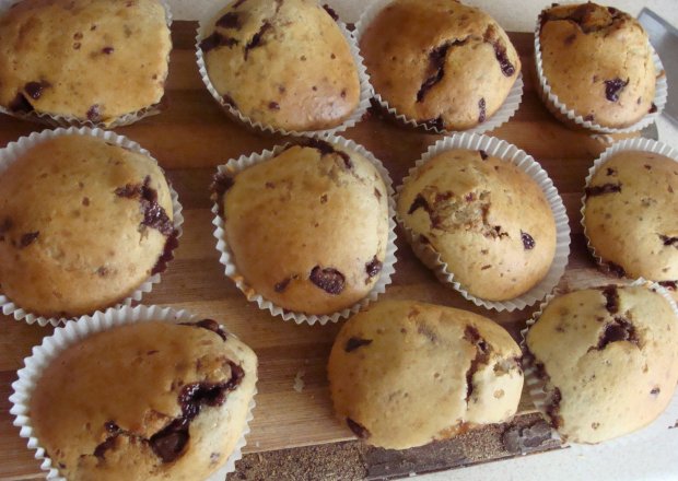 Fotografia przedstawiająca muffinki z czekoladą