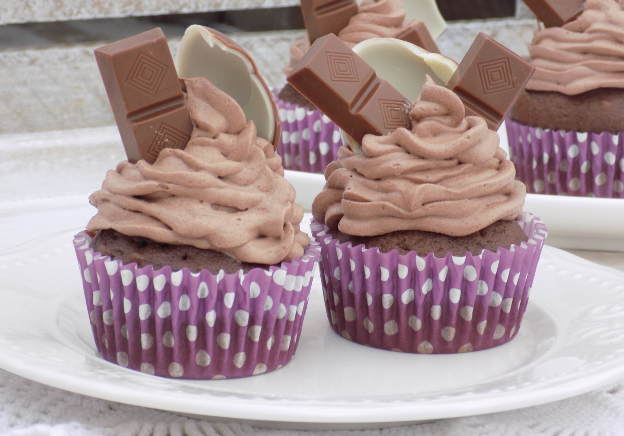 Muffinki z czekoladkami foto