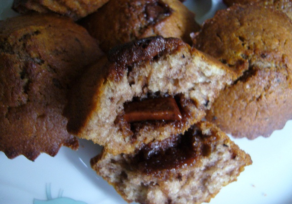 Muffinki z czekoladową niespodzianką w środku foto