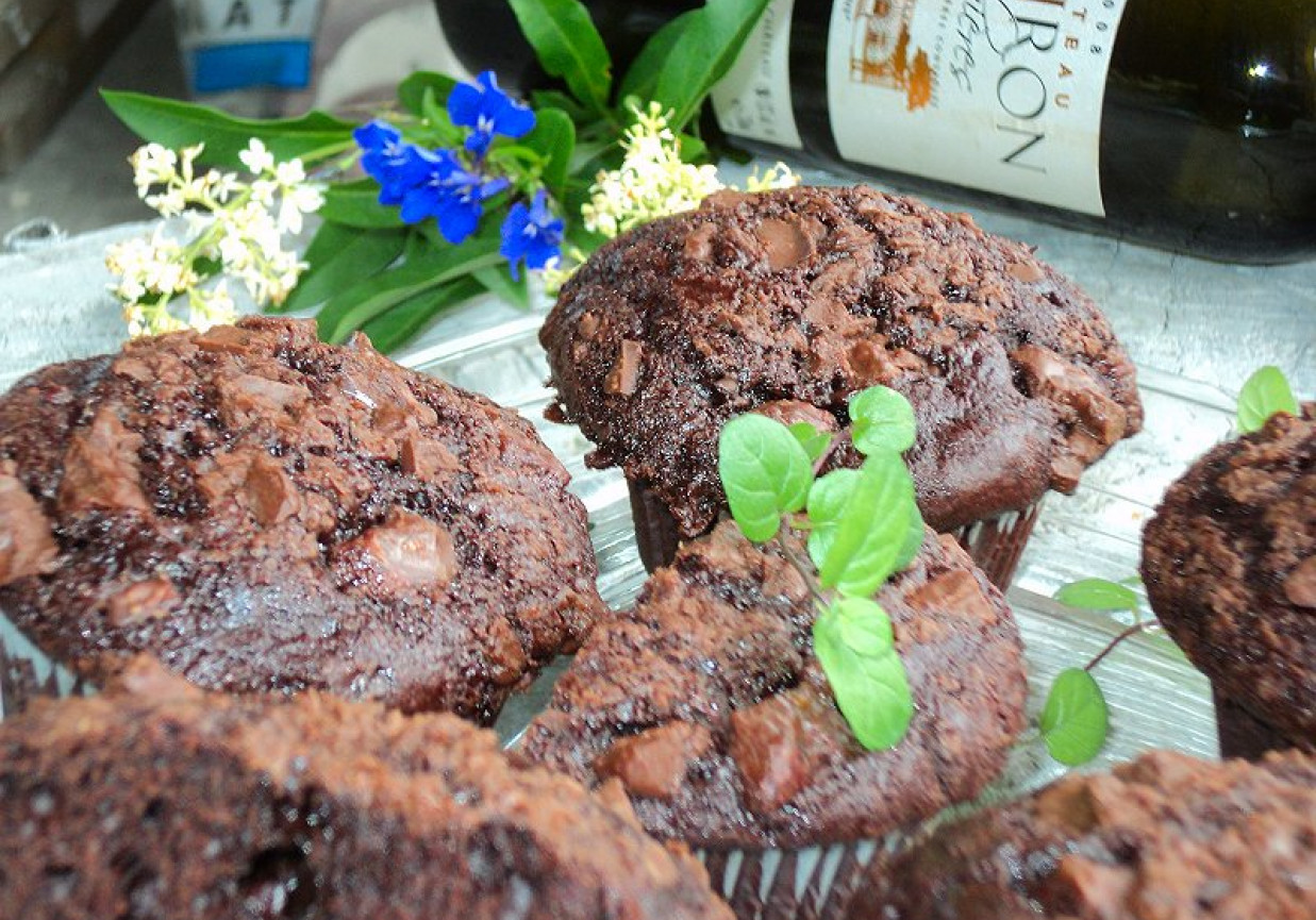 Muffinki z czekoladową posypką i powidłami foto