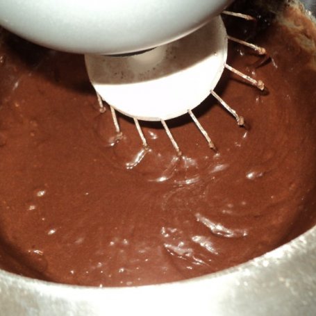 Krok 4 - Muffinki z czekoladową posypką i powidłami foto