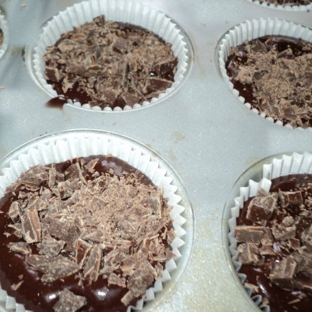 Krok 6 - Muffinki z czekoladową posypką i powidłami foto