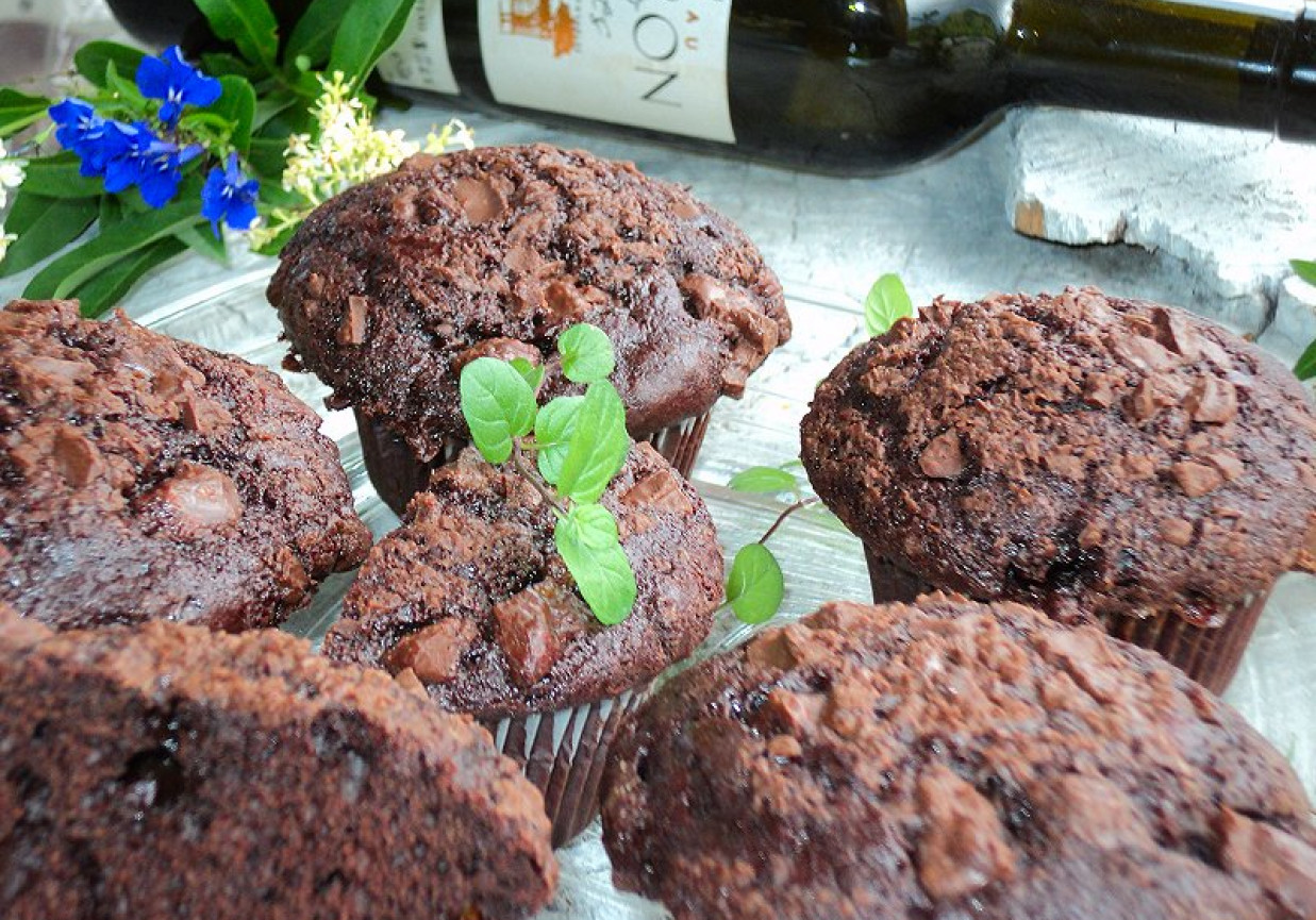 Muffinki z czekoladową posypką i powidłami foto