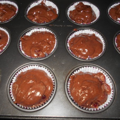 Krok 7 - Muffinki z czereśniami i czekoladą foto