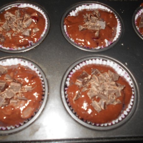 Krok 9 - Muffinki z czereśniami i czekoladą foto