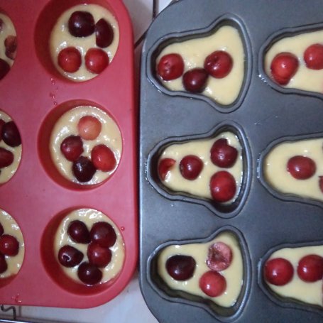 Krok 6 - Muffinki z czereśniami i kruszonką :) foto
