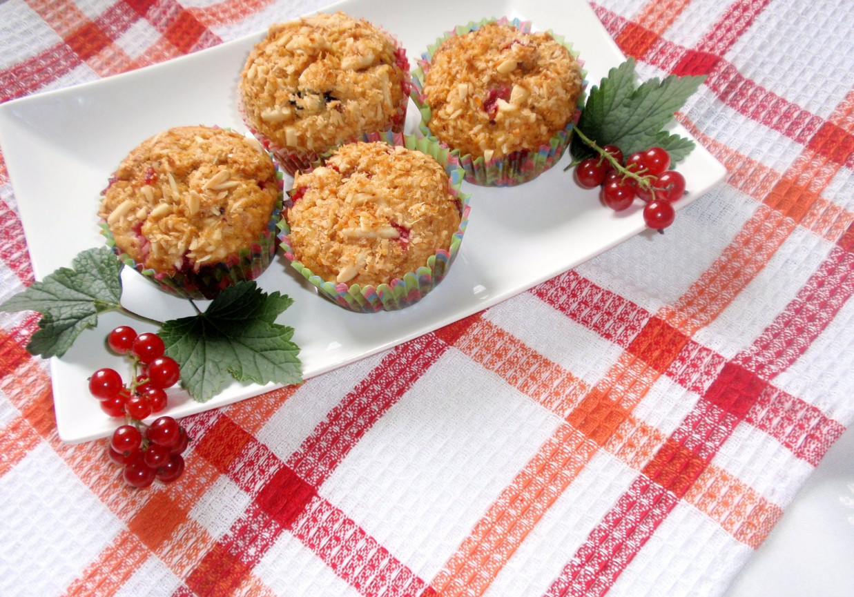 Muffinki z czerwoną porzeczką i wiórkami kokosowymi foto