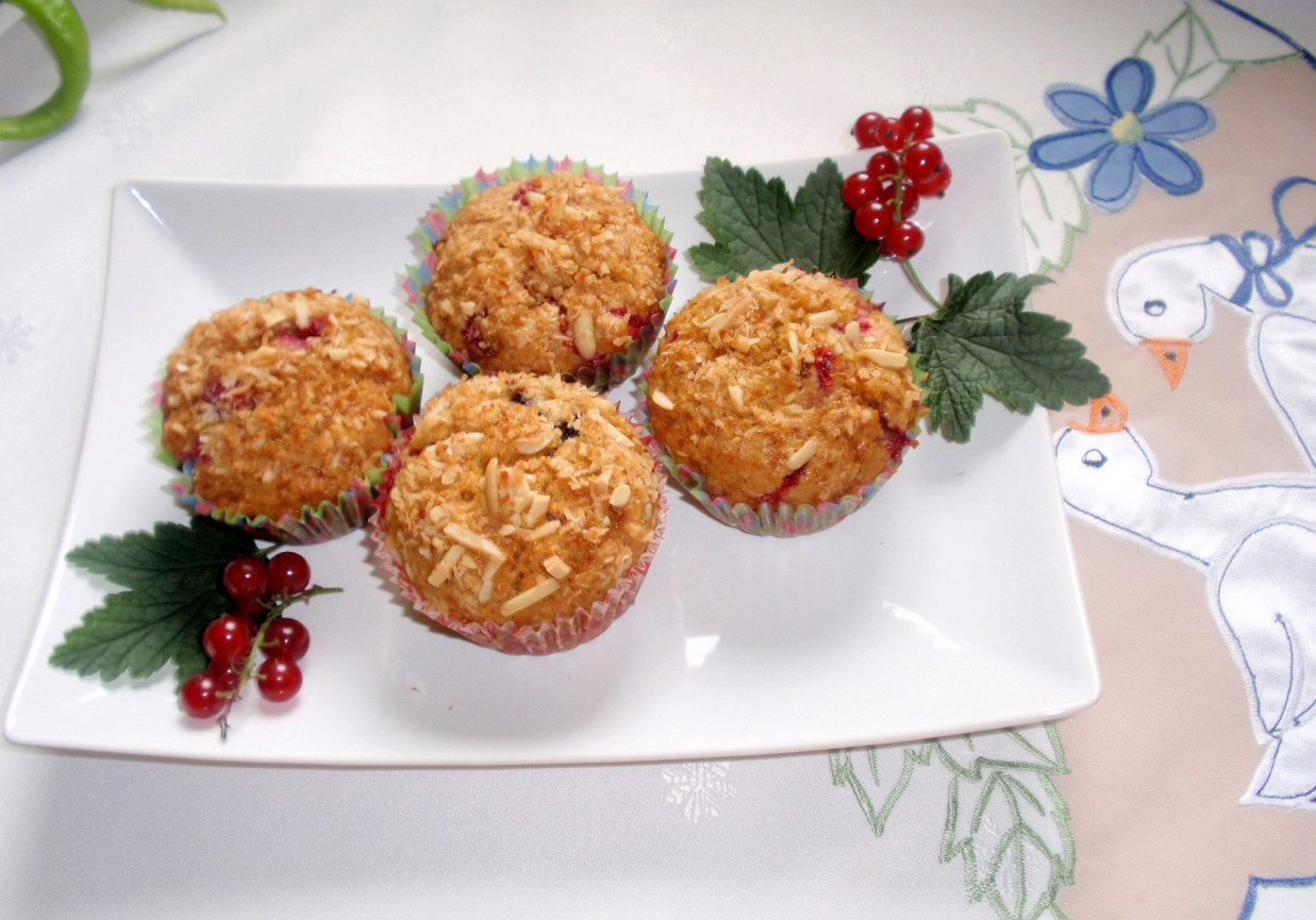 Muffinki z czerwoną porzeczką i wiórkami kokosowymi foto