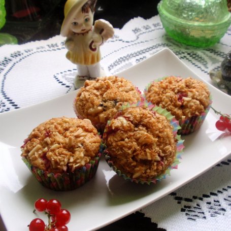 Krok 7 - Muffinki z czerwoną porzeczką i wiórkami kokosowymi foto