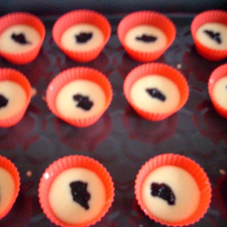 Krok 2 - Muffinki z dżemem jagodowym foto