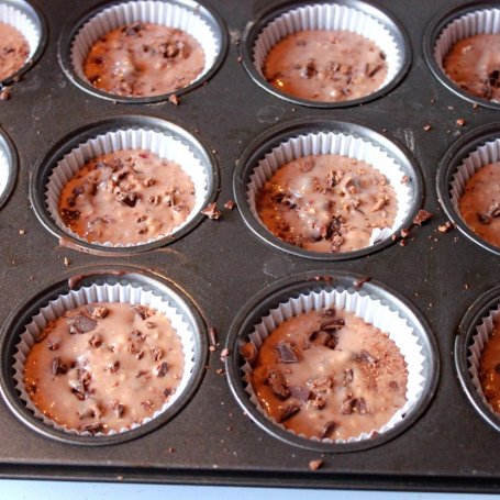 Krok 2 - Muffinki z dżemem wiśniowym i czekoladą foto