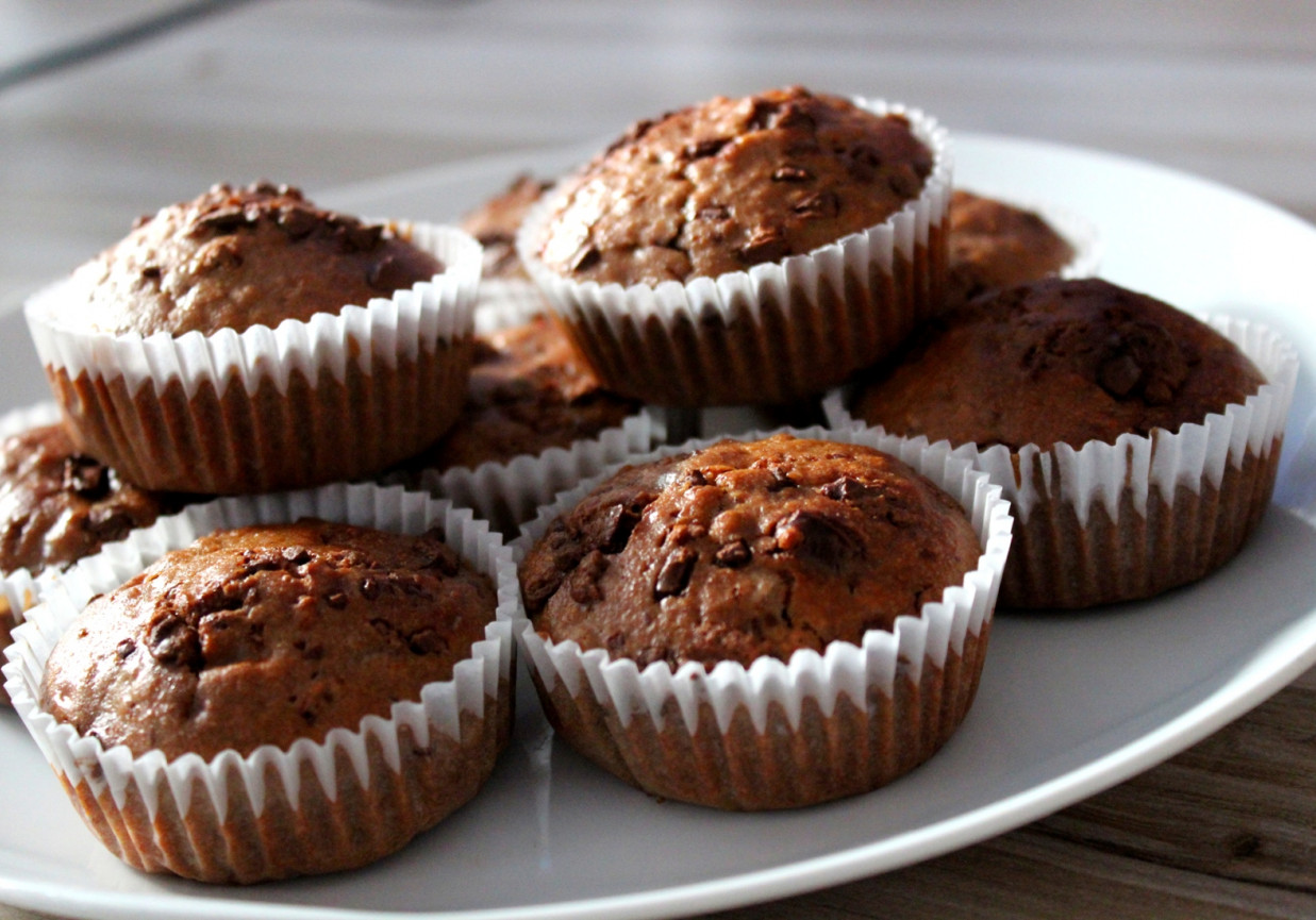 Muffinki z dżemem wiśniowym i czekoladą foto