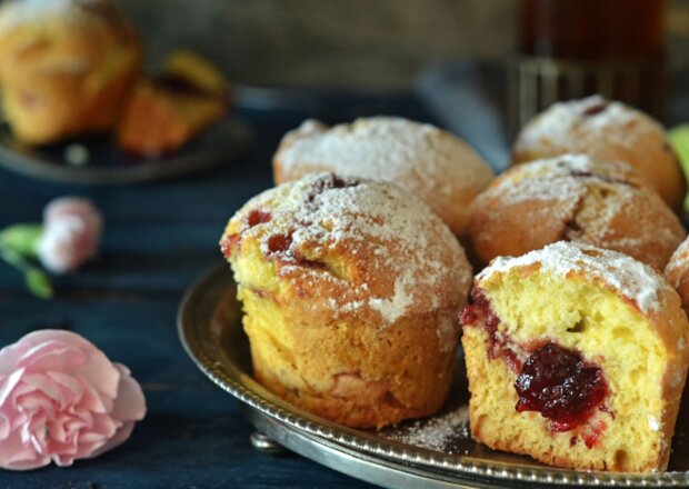 Fotografia przedstawiająca Muffinki z dżemem