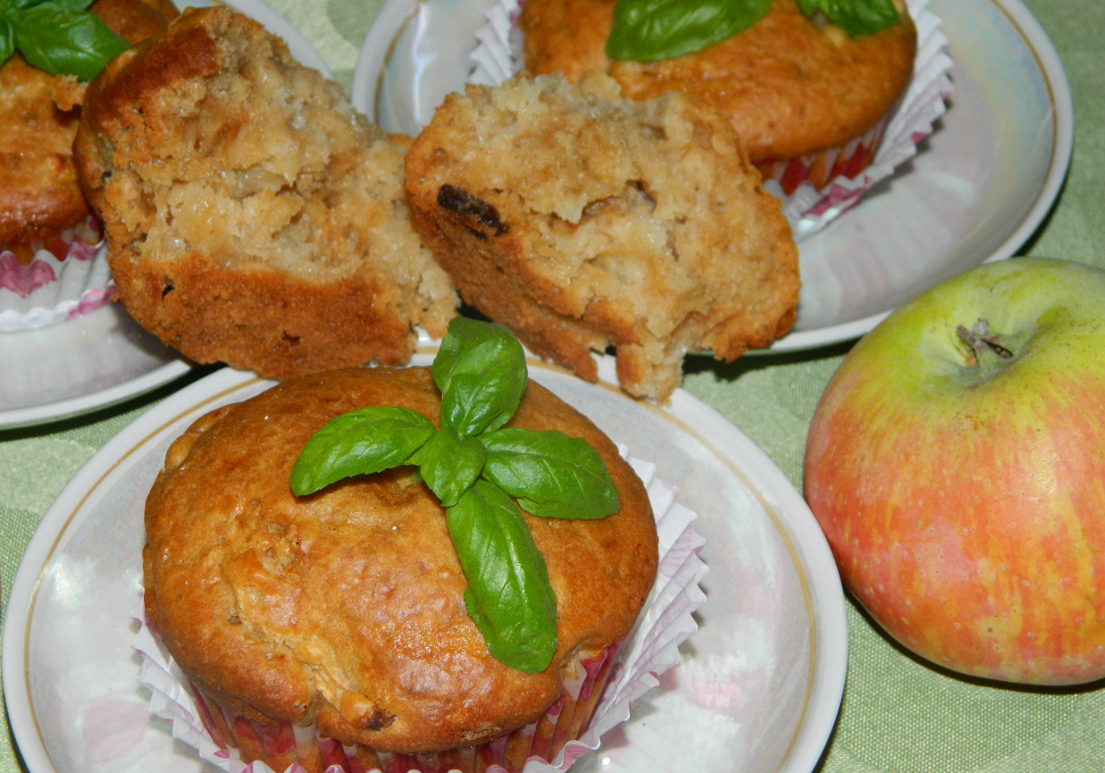 Muffinki z jabłkami, cynamonem i rodzynkami foto