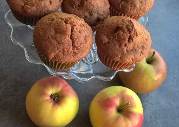 Fotografia przedstawiająca Muffinki z jabłkami i cynamonem